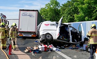 Bei diesem Unfall am Stauende auf der A 33 starb der Fahrer des Transporters, der zwischen zwei Lastwagen eingequetscht wurde. - Ralph Meyer Bei diesem Unfall am Stauende auf der A 33 starb der Fahrer des Transporters, der zwischen zwei Lastwagen eingequetscht wurde. - Ralph Meyer