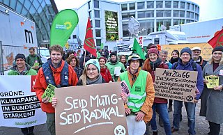 Vorne wird demonstriert, im Hintergrund stehen die Übertragungswagen der Fernsehsender, für die extra Bereiche und Straßen abgesperrt werden mussten. - Sarah Jonek Vorne wird demonstriert, im Hintergrund stehen die Übertragungswagen der Fernsehsender, für die extra Bereiche und Straßen abgesperrt werden mussten. - Sarah Jonek