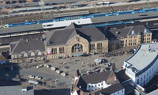 Am Hauptbahnhof Bielefeld werden Gerüste und Schutzplanen angebracht. Die Jugendstil-Fassade soll saniert werden. - Detlef Wittig Am Hauptbahnhof Bielefeld werden Gerüste und Schutzplanen angebracht. Die Jugendstil-Fassade soll saniert werden. - Detlef Wittig