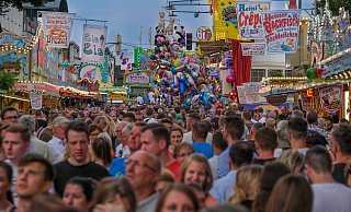 Rekord für die Kirmesmeile: Dicht an dicht drängten sich die Besucher über den Libori-Berg. Insgesamt kamen rund 1,5 Millionen Menschen. - Andreas Zobe Rekord für die Kirmesmeile: Dicht an dicht drängten sich die Besucher über den Libori-Berg. Insgesamt kamen rund 1,5 Millionen Menschen. - Andreas Zobe