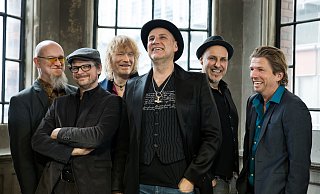Ein wilder Chaoshaufen, der bewusst den Independent-Weg wählte, um auf diesem zu einer der wichtigsten deutschen Bands zu werden. - MARTIN HUCH PHOTOGRAPHY Ein wilder Chaoshaufen, der bewusst den Independent-Weg wählte, um auf diesem zu einer der wichtigsten deutschen Bands zu werden. - MARTIN HUCH PHOTOGRAPHY