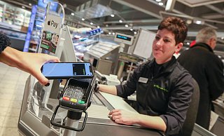 Das kontaktlose Bezahlen per Smartphone gewinnt im Kreis Herford an Bedeutung. - Archivfoto/Niklas Tüns Das kontaktlose Bezahlen per Smartphone gewinnt im Kreis Herford an Bedeutung. - Archivfoto/Niklas Tüns