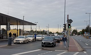 Das neue Parkhaus soll hinter diesem Bereich zwischen den Bushalteplätzen und Taxiständen gebaut werden. - Viktoria Bartsch Das neue Parkhaus soll hinter diesem Bereich zwischen den Bushalteplätzen und Taxiständen gebaut werden. - Viktoria Bartsch