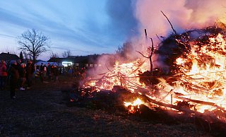 An vielen Orten im Kreis Gütersloh lodern am Ostersonntag wieder Feuer. - Robert Becker An vielen Orten im Kreis Gütersloh lodern am Ostersonntag wieder Feuer. - Robert Becker