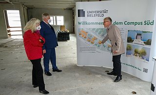Universitätskanzler Stephan Becker (r.) erklärt Gesundheitsminister Karl-Josef Laumann und Wissenschaftsministerin Isabel Pfeiffer-Poensgen im Rohbau des zweiten Neubaus der Medizinfakultät OWL die weiteren Bauvorhaben. - Andreas Zobe Universitätskanzler Stephan Becker (r.) erklärt Gesundheitsminister Karl-Josef Laumann und Wissenschaftsministerin Isabel Pfeiffer-Poensgen im Rohbau des zweiten Neubaus der Medizinfakultät OWL die weiteren Bauvorhaben. - Andreas Zobe
