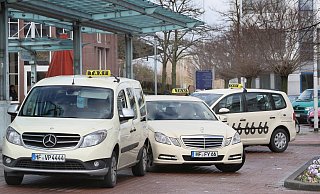 Die Fahrt mit dem Taxi, wie hier am Herforder Bahnhof wird für die Kundschaft ab September teurer. - Frank-Michael Kiel-Steinkamp Die Fahrt mit dem Taxi, wie hier am Herforder Bahnhof wird für die Kundschaft ab September teurer. - Frank-Michael Kiel-Steinkamp