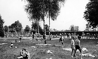 Die Freibäder (hier Ennigloh): Die Handtücher sind auf der Liegewiese ausgebreitet (1960er Jahre). - Kommunalarchiv Die Freibäder (hier Ennigloh): Die Handtücher sind auf der Liegewiese ausgebreitet (1960er Jahre). - Kommunalarchiv