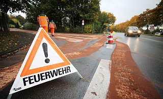 Wegen verschmutzter Fahrbahnen kam es im Bielefelder Osten seit Montagabend zu Verkehrsproblemen. - Marten Siegmann (Symbolfoto/Archivfoto) Wegen verschmutzter Fahrbahnen kam es im Bielefelder Osten seit Montagabend zu Verkehrsproblemen. - Marten Siegmann (Symbolfoto/Archivfoto)