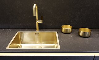 Ein goldener Wasserhahn für Jedermann. Nobilia erfüllt in der Küche auch ausgefallene Wünsche. - Roland Thöring Ein goldener Wasserhahn für Jedermann. Nobilia erfüllt in der Küche auch ausgefallene Wünsche. - Roland Thöring