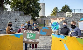 Aktivisten reagieren mit der Kunstaktion "Festung Europa?" am Übergang zur Sparrenburg auf das Niederbrennen Morias. - Oliver Krato Aktivisten reagieren mit der Kunstaktion "Festung Europa?" am Übergang zur Sparrenburg auf das Niederbrennen Morias. - Oliver Krato