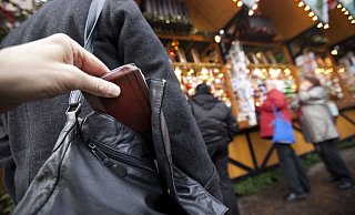 Die gesuchte Frau holte aus dem Rucksack ihres Opfers die geldbörse samt Papieren und Bankkarte. - Symbolfoto: picture alliance / dpa Die gesuchte Frau holte aus dem Rucksack ihres Opfers die geldbörse samt Papieren und Bankkarte. - Symbolfoto: picture alliance / dpa