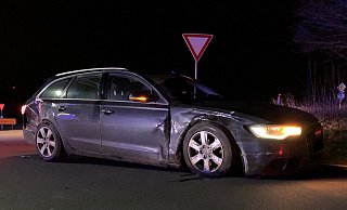 Die B 64 musste während der Rettungsmaßnahmen in beide Richtungen voll gesperrt werden. - Feuerwehr Paderborn Die B 64 musste während der Rettungsmaßnahmen in beide Richtungen voll gesperrt werden. - Feuerwehr Paderborn