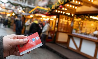 Immer mehr Menschen zahlen lieber mit EC-Karte als mit Bargeld. Das geht auch an einigen Ständen auf dem Bielefelder Weihnachtsmarkt. - Oliver Krato Immer mehr Menschen zahlen lieber mit EC-Karte als mit Bargeld. Das geht auch an einigen Ständen auf dem Bielefelder Weihnachtsmarkt. - Oliver Krato