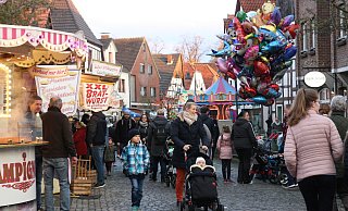 Beliebte Kirmesmeile: An der Vieselener Straße gibt es Spaß, Unterhaltung und Leckereien für die ganze Familie. - Regina Brucksch Beliebte Kirmesmeile: An der Vieselener Straße gibt es Spaß, Unterhaltung und Leckereien für die ganze Familie. - Regina Brucksch