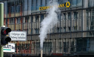 Es dampft auf dem Jahnplatz: Aus Rohren, teils aus Gullys steigt der Dampf auf, mit dem der Harz in den Kanälen gehärtet wird. - Foto: Andreas Zobe/NW Es dampft auf dem Jahnplatz: Aus Rohren, teils aus Gullys steigt der Dampf auf, mit dem der Harz in den Kanälen gehärtet wird. - Foto: Andreas Zobe/NW