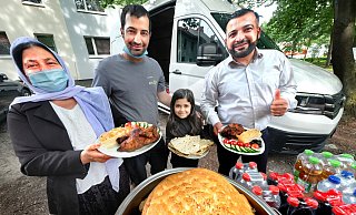 Initiator Delkash Elias (rechts), dessen Mutter Adlan (von links), Bruder Brindar Omar und Tochter Dejan zeigen, womit sie die Helfer in den Hochwassergebieten versorgen wollen. - Bröder Frücht Initiator Delkash Elias (rechts), dessen Mutter Adlan (von links), Bruder Brindar Omar und Tochter Dejan zeigen, womit sie die Helfer in den Hochwassergebieten versorgen wollen. - Bröder Frücht