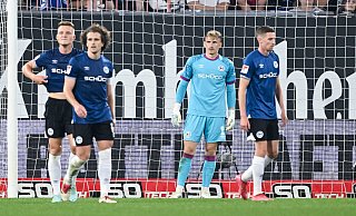 Die Blicke der Arminia-Profis Leon Schneider, Mael Corboz, Jonas Kersken und Arne Sicker (v.l.) sagen alles. - Teresa Kroeger Die Blicke der Arminia-Profis Leon Schneider, Mael Corboz, Jonas Kersken und Arne Sicker (v.l.) sagen alles. - Teresa Kroeger
