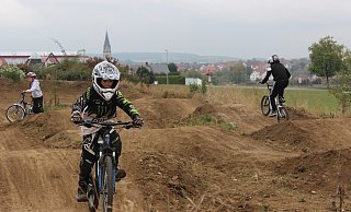 Dass die Biker im Bikepark auf allen Pisten mit Sonntagskleidung richtig angezogen sind, hat keiner gesagt. Das Foto zeigt eine Strecke in Warburg. - Archivfoto/Anna-Lena Ryczek Dass die Biker im Bikepark auf allen Pisten mit Sonntagskleidung richtig angezogen sind, hat keiner gesagt. Das Foto zeigt eine Strecke in Warburg. - Archivfoto/Anna-Lena Ryczek