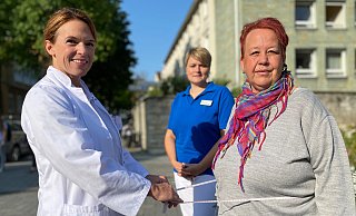 Carolina Pape-Köhler, Sektionsleiterin der Adipositas-Chirurgie (l.), ihre Patientin Tanja Westhoff (r.) und Christina Habermeier, Koordinatorin in der Adipositas-Chirurgie, freuen sich über die erfolgreiche Behandlung. - St. Vincenz-Krankenhaus Carolina Pape-Köhler, Sektionsleiterin der Adipositas-Chirurgie (l.), ihre Patientin Tanja Westhoff (r.) und Christina Habermeier, Koordinatorin in der Adipositas-Chirurgie, freuen sich über die erfolgreiche Behandlung. - St. Vincenz-Krankenhaus