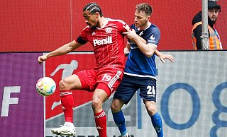 Fortuna-Torschütze Emmanuel Iyoha (l) siegte mit Düsseldorf gegen Ligaprimus Darmstadt 98. - Roland Weihrauch/dpa Fortuna-Torschütze Emmanuel Iyoha (l) siegte mit Düsseldorf gegen Ligaprimus Darmstadt 98. - Roland Weihrauch/dpa