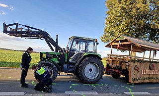 Polizeibeamte sichern Spuren: Der Traktor wollte links abbiegen, als er überholt wurde. MT-Foto: - Ilja Regier Polizeibeamte sichern Spuren: Der Traktor wollte links abbiegen, als er überholt wurde. MT-Foto: - Ilja Regier