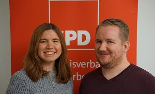Nele Czaniera, Kreisvorsitzende der SPD Paderborn, freut sich mit Matthias Fiedler über seine Nominierung. - SPD-Kreisverband Nele Czaniera, Kreisvorsitzende der SPD Paderborn, freut sich mit Matthias Fiedler über seine Nominierung. - SPD-Kreisverband