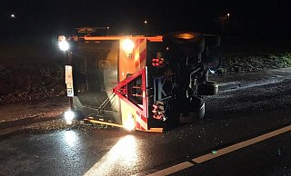 Das kleine Streufahrzeug des Landesbetriebs verlor ebenfalls auf der glatten Straße die Haftung. Das Fahrzeug kippte auf die Seite. - privat Das kleine Streufahrzeug des Landesbetriebs verlor ebenfalls auf der glatten Straße die Haftung. Das Fahrzeug kippte auf die Seite. - privat