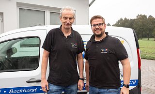 André Könitzer (r.) übernimmt mehr Verantwortung im Betrieb von Manfred Baving. Langfristig wird er ihn übernehmen. - Andre Schneider André Könitzer (r.) übernimmt mehr Verantwortung im Betrieb von Manfred Baving. Langfristig wird er ihn übernehmen. - Andre Schneider