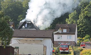 Dicke Rauchschwaden: Beim Brand dieses Wohnhauses in Herstelle ist eine 65-jährige Frau ums Leben gekommen. Die Brandursache ist noch ungeklärt. - Manuala Puls Dicke Rauchschwaden: Beim Brand dieses Wohnhauses in Herstelle ist eine 65-jährige Frau ums Leben gekommen. Die Brandursache ist noch ungeklärt. - Manuala Puls