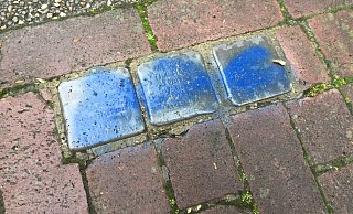 Diese drei „Stolpersteine" am Dreiecksplatz sind verschmutzt worden. Dabei handelt es sich um die Gedenksteine für die jüdischen Bürgerinnen Erika und Else Plaut sowie Sophie Meinberg. - Christian Bröder Diese drei „Stolpersteine" am Dreiecksplatz sind verschmutzt worden. Dabei handelt es sich um die Gedenksteine für die jüdischen Bürgerinnen Erika und Else Plaut sowie Sophie Meinberg. - Christian Bröder