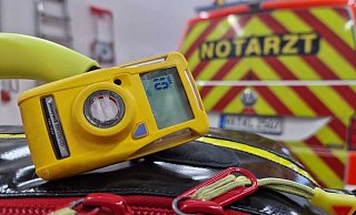 Ein CO-Warner hängt an einem Rettungsdienst-Koffer. Rettungsdienste, Feuerwehren und auch die Polizei im Kreis Höxter sind mit Warner vor Kohlenmonoxid-Vergiftungen ausgestattet. - Thomas Kube Ein CO-Warner hängt an einem Rettungsdienst-Koffer. Rettungsdienste, Feuerwehren und auch die Polizei im Kreis Höxter sind mit Warner vor Kohlenmonoxid-Vergiftungen ausgestattet. - Thomas Kube