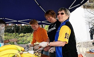 Helferinnen beim Hermannslauf verteilen Bananen und Äpfel. - FOTO: SAMUEL ACKER Helferinnen beim Hermannslauf verteilen Bananen und Äpfel. - FOTO: SAMUEL ACKER