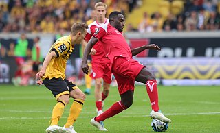 Arminia Bielefeld um den starken Offensivakteur Merveille Biankadi (r.) gestaltet das Spiel gegen Dynamo Dresden lange offen. Doch am Ende steht die 1:3-Niederlage. - Oliver Krato Arminia Bielefeld um den starken Offensivakteur Merveille Biankadi (r.) gestaltet das Spiel gegen Dynamo Dresden lange offen. Doch am Ende steht die 1:3-Niederlage. - Oliver Krato