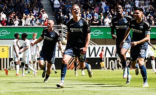 Felix Götze (vorne) jubelt über seinen 2:1-Treffer gegen Magdeburg. Mit ihm feiern (v. l.) Sven Michel, Ilyas Ansah und Raphael Obermair. - IMAGO/Christian Schroedter Felix Götze (vorne) jubelt über seinen 2:1-Treffer gegen Magdeburg. Mit ihm feiern (v. l.) Sven Michel, Ilyas Ansah und Raphael Obermair. - IMAGO/Christian Schroedter