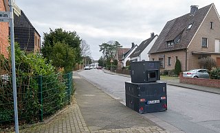 In der Sommerstraße wird definitiv viel zu schnell gefahren. Darum parkte Blitzer Guntram in Januar dort. Eigentlich keine große Sache, aber die Polizei hatte ihm ein Knöllchen verpasst und damit für Gesprächsstoff gesorgt. - Christian Mathiesen In der Sommerstraße wird definitiv viel zu schnell gefahren. Darum parkte Blitzer Guntram in Januar dort. Eigentlich keine große Sache, aber die Polizei hatte ihm ein Knöllchen verpasst und damit für Gesprächsstoff gesorgt. - Christian Mathiesen