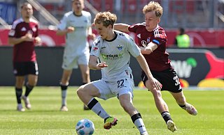 SCP-Akteur Mattes Hansen (vorne) behauptet gegen den Nürnberger Tim Janisch das Spielgerät. - Imago Images SCP-Akteur Mattes Hansen (vorne) behauptet gegen den Nürnberger Tim Janisch das Spielgerät. - Imago Images