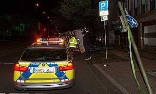 Etwas unkonventionell platzierte der Hänger die LED-Wand in der Parkbucht. - MATHIESEN-TV Etwas unkonventionell platzierte der Hänger die LED-Wand in der Parkbucht. - MATHIESEN-TV