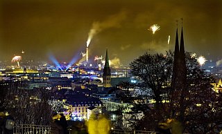 Blick von der Sparrenburg auf die Stadt - ein bisschen Feuerwerk gab es doch am Himmel. - Barbara Franke Blick von der Sparrenburg auf die Stadt - ein bisschen Feuerwerk gab es doch am Himmel. - Barbara Franke