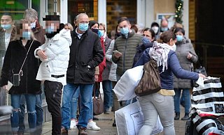 Vor Karstadt gibt es mitunter meterlange Warteschlangen. - Andreas Frücht Vor Karstadt gibt es mitunter meterlange Warteschlangen. - Andreas Frücht