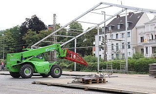 Abbau: Party-Zelte, Buden und Riesenräder werden nach neun Tagen wieder verstaut. - Lena Henning Abbau: Party-Zelte, Buden und Riesenräder werden nach neun Tagen wieder verstaut. - Lena Henning