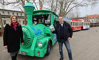 Staatsbad-Geschäftsführerin Beate Krämer und Emil-Fahrer Jörg Gropp freuen sich auf den Saisonstart der kleinen Bahn. - Nicole Sielermann Staatsbad-Geschäftsführerin Beate Krämer und Emil-Fahrer Jörg Gropp freuen sich auf den Saisonstart der kleinen Bahn. - Nicole Sielermann