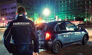 Die Mitarbeiter des Ordnungsamtes kontrollieren die Einschränkungen der Grund- und Freiheitsrechte wegen der Corona-Pandemie. Im Kontakt mit Bürgern kommt es dabei immer wieder zu Konflikten. - Barbara Franke Die Mitarbeiter des Ordnungsamtes kontrollieren die Einschränkungen der Grund- und Freiheitsrechte wegen der Corona-Pandemie. Im Kontakt mit Bürgern kommt es dabei immer wieder zu Konflikten. - Barbara Franke