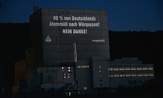 Mit verschiedenen Botschaften protestierten die Gegner des Atommüll-Lagers am späten Dienstagabend. - Thomas Kube Mit verschiedenen Botschaften protestierten die Gegner des Atommüll-Lagers am späten Dienstagabend. - Thomas Kube