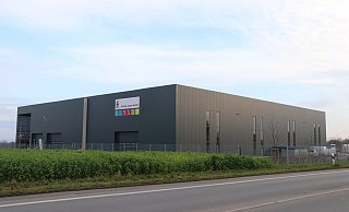 Die Firma Holzbau Lepper stellt ihre große Halle zur Verfügung. - Ekkehard Wind Die Firma Holzbau Lepper stellt ihre große Halle zur Verfügung. - Ekkehard Wind