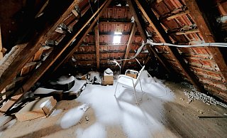 In einigen Altgebäuden haben starke Windböen den Schnee durch die Ritzen auf den Dachboden getrieben. Wenn der Schnee schmilzt, könnte es ein Problem mit Nässe geben. - Heike von Schulz In einigen Altgebäuden haben starke Windböen den Schnee durch die Ritzen auf den Dachboden getrieben. Wenn der Schnee schmilzt, könnte es ein Problem mit Nässe geben. - Heike von Schulz