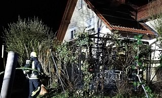 Die Gartenlaube brannte vollständig aus. - Feuerwehr Hövelhof Die Gartenlaube brannte vollständig aus. - Feuerwehr Hövelhof