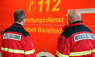Andreas Hövel und Heinz-Hermann Zöllner (v. l.) und ihre Kollegen von der Notfallseelsorge bieten in der Akutphase erste seelische Hilfe an. - Wolfgang Rudolf Andreas Hövel und Heinz-Hermann Zöllner (v. l.) und ihre Kollegen von der Notfallseelsorge bieten in der Akutphase erste seelische Hilfe an. - Wolfgang Rudolf