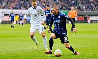 SCP-MIttelfeldspieler Florent Muslija, der sich hier gegen den Rostocker Dennis Dressel durchsetzt, kurbelte nach der Pause das Paderborner Spiel an und traf obendrein zum 2:0. - Besim Mazhiqi SCP-MIttelfeldspieler Florent Muslija, der sich hier gegen den Rostocker Dennis Dressel durchsetzt, kurbelte nach der Pause das Paderborner Spiel an und traf obendrein zum 2:0. - Besim Mazhiqi