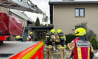 Aus einer brennenden Mülltonne an der Gebäuderückseite schlagen die Flammen an der Hauswand hoch und setzen die Traufschalung in Brand. - Ralph Meyer Aus einer brennenden Mülltonne an der Gebäuderückseite schlagen die Flammen an der Hauswand hoch und setzen die Traufschalung in Brand. - Ralph Meyer