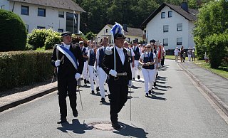 Schützenfest in Welda: Unter einem blauen Himmel marschieren die Schützen in Welda im Festzug durch den Ort. Auf dem Sportplatz an der Iberg-Halle nehmen die Regenten die Parade ab. - Anette Etzel Schützenfest in Welda: Unter einem blauen Himmel marschieren die Schützen in Welda im Festzug durch den Ort. Auf dem Sportplatz an der Iberg-Halle nehmen die Regenten die Parade ab. - Anette Etzel